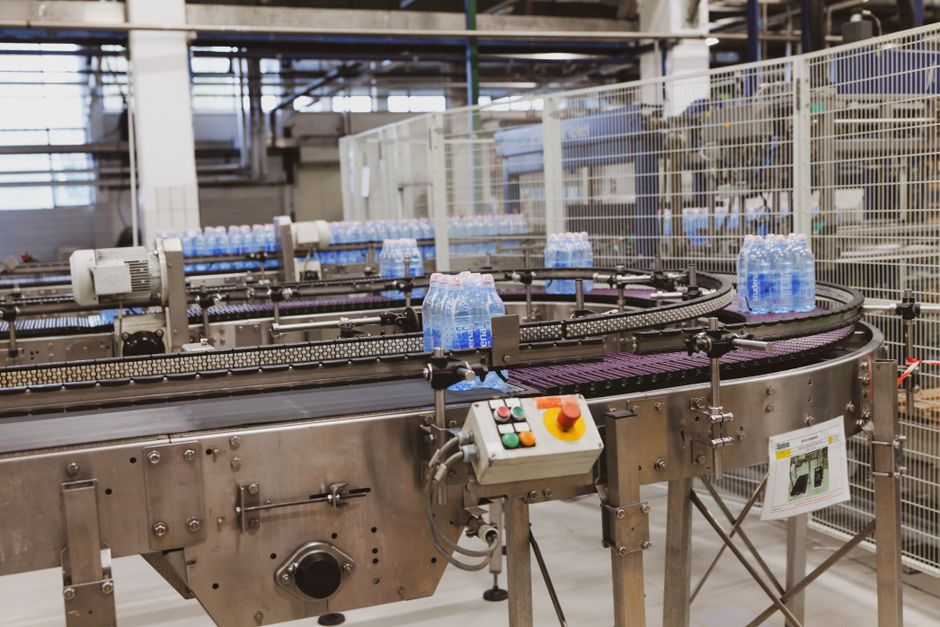Moderne verpakkingsmachines in de foodindustrie, die voedsel veilig en efficiënt verpakken.